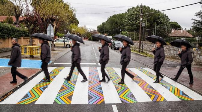 Zebra cross warna-warni. (Via: boredpanda.com)