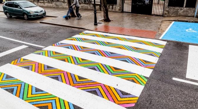 Zebra cross warna-warni. (Via: boredpanda.com)