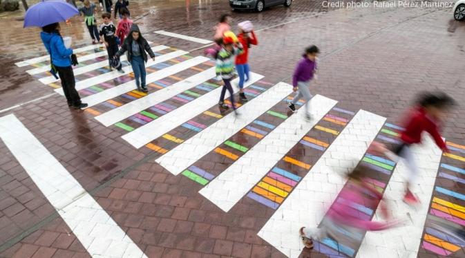 Zebra cross warna-warni. (Via: boredpanda.com)