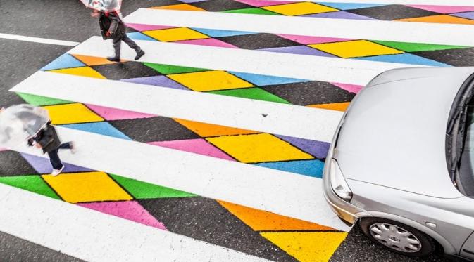 Zebra cross warna-warni. (Via: boredpanda.com)