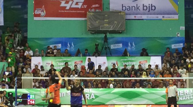 Jawa Barat berhadapan dengan Jawa Timur di semifinal bulu tangkis nomor beregu putri pada PON Jabar 2016 (Liputan6.com/Panji Prayitno)