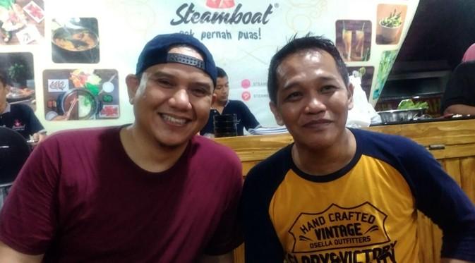 Fadly Padi bersama sahabatnya Deswal Arief saat kulineran di Steamboat 69, Pasar Modern Bintaro, Tangerang Selatan