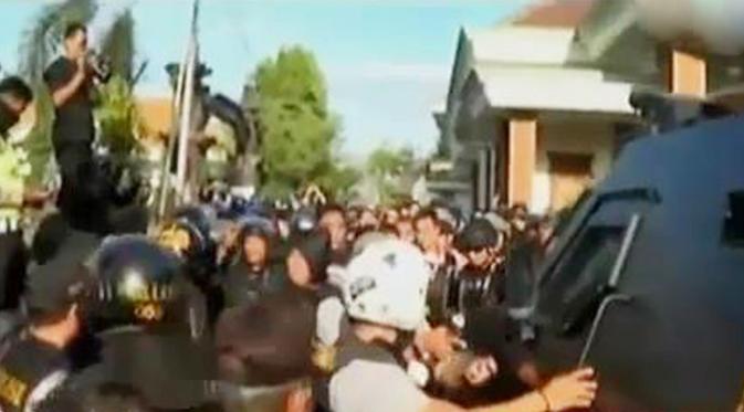 Sebanyak 1500 polisi bersenjata dikerahkan untuk menangkap Dimas Kanjeng Taat Pribadi, pemimpin Padepokan Dimas Kanjeng di Probolinggo.
