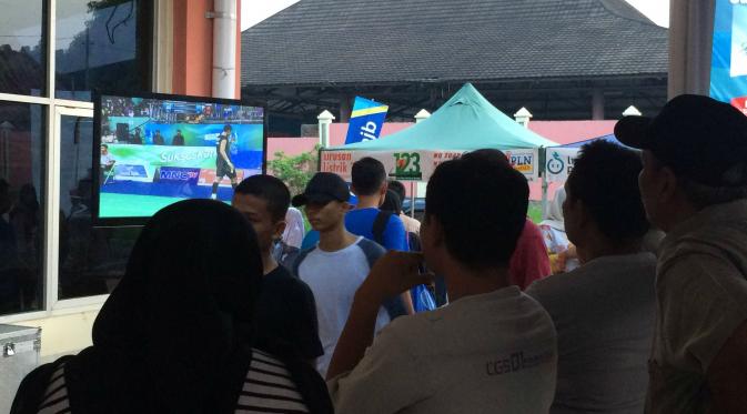 Panitia terpaksa menyediakan televisi di luar arena demi menampung suporter yang tidak bisa masuk GOR (Liputan6.com/Panji Prayitno)