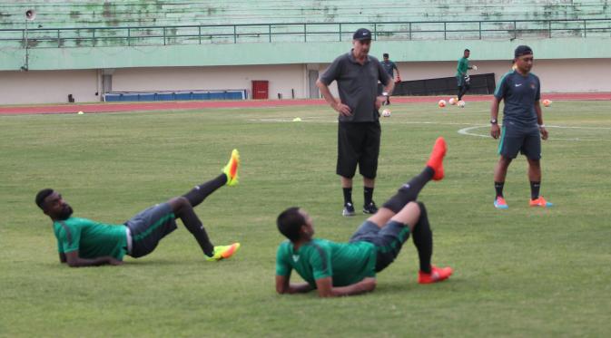 Pelatih Alfred Riedl tampak mengawasi pemain Indonesia saat berlatih di Stadion Manahan Solo, Kamis (22/9/2016). (Liputan6.com/Fajar Abrori)