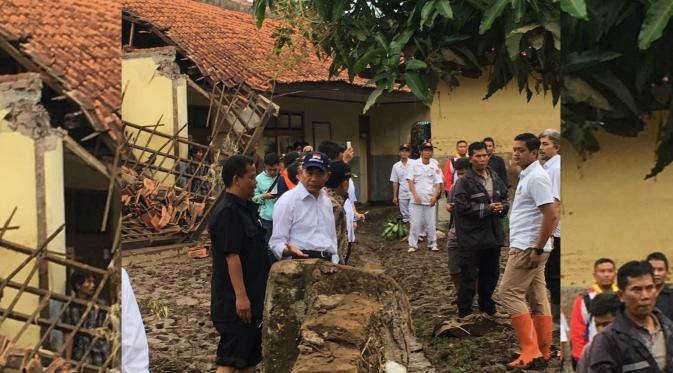 Mendikbud Muhadjir Effendy didampingi Bupati Rudi Gunawan mengunjungi belasan sekolah yang terdampak banjir bandang di Kabupaten Garut, Jawa Barat. (Foto: Humas Kemdikbud)