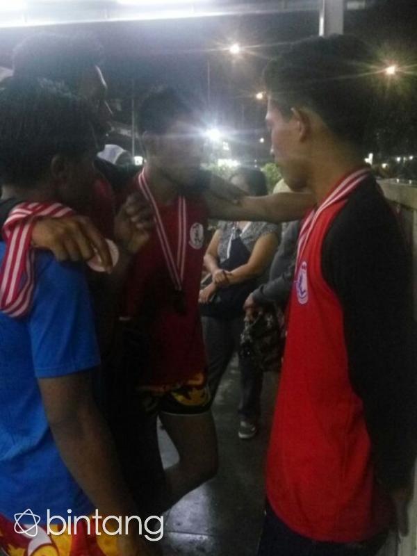 Atlet PON berada di Stasiun Manggarai sejak pukul 13.00, Kamis (22/9). (Via: Puput Pudji Lestari/Bintang.com)