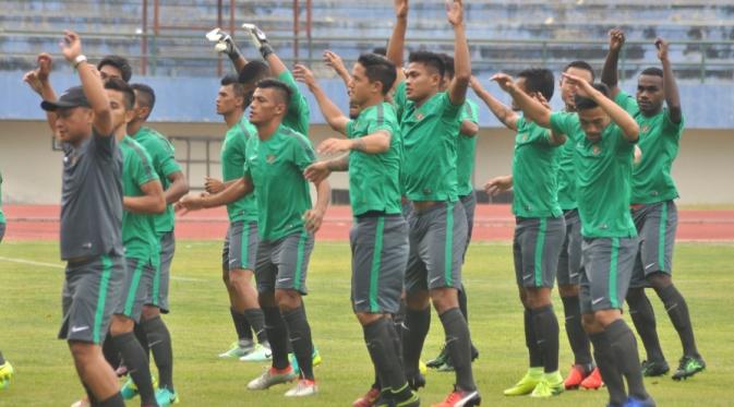 Pemain Timnas Indonesia menjalani latihan perdana dalam TC di Stadion Manahan, Solo, Kamis (22/9/2016). (Bola.com/Romi Syahputra)
