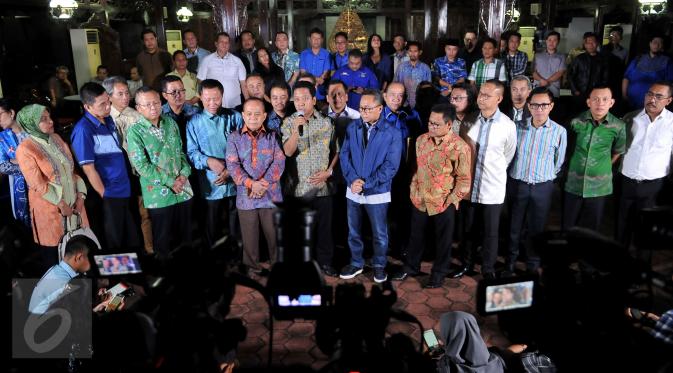 Koalisi Poros Cikeas yang terdiri dari Partai Demokrat, PAN, PPP dan PKB memberikan keterangan pers di kediaman SBY di Cikeas, Jawa Barat, Jumat (23/9). Agus dan Sylviana hingga kini masih aktif di instansi masing-masing. (Liputan6.com/Gempur M Surya)