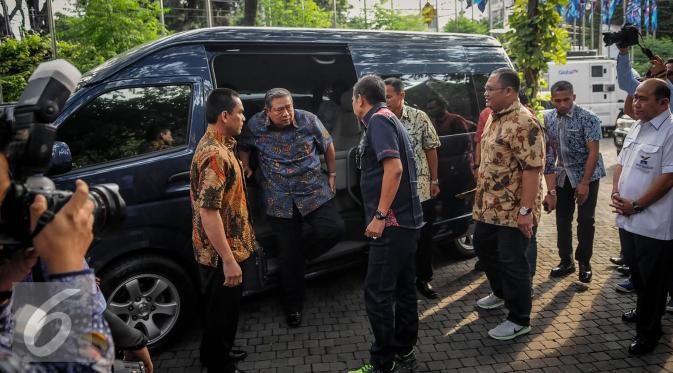 Susilo Bambang Yudhoyono keluar dari mobil saat tiba di Wisma Proklamasi, Jakarta, Jumat (23/9). Kedatangan keluarga SBY untuk menghadiri deklarasi Agus-Sylviana sebagai pasangan di Pilgub DKI 2017. (Liputan6.com/Faizal Fanani)