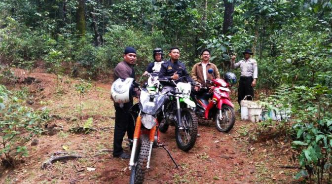 Patroli kepolisian di kawasan hutan pedalaman Kabupaten Maros, Sulawesi Selatan. (Liputan6.com/Eka Hakim)