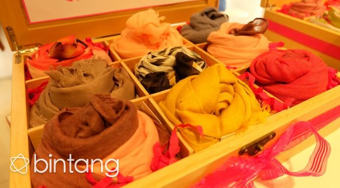 Setiap penjualan produk scarfs Minimal sebanyak 50%-nya didonasikan untuk program peduli kanker payudara. (Ega Maharni/Bintang.com)