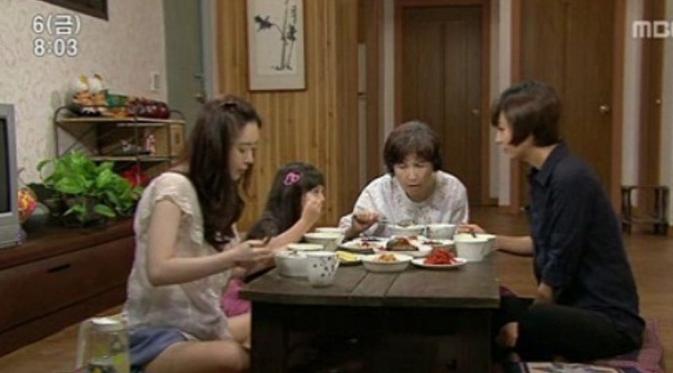 Salah satu adegan dalam serial Pink LIpstick yang membuat fans sangat kesal, melihat `wanita bermuka dua` duduk bersama keluarga.