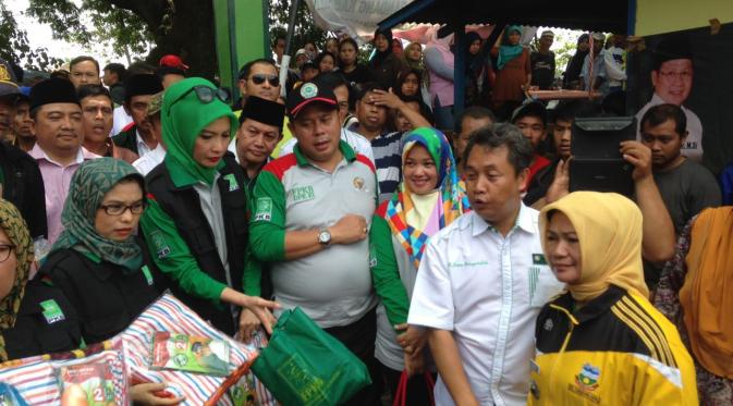 Fraksi PKB di DPR memberikan bantuan kepada korban banjir bandang Garut. (Liputan6.com/Taufiqurrohman)