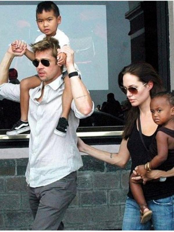Angelina Jolie dan Brad Pitt di awal hubungan mereka bersama Maddox dan Sahara.