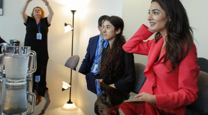 Amal Clooney (berbaju merah) dan Nadia Murad ketika bertemu dengan Menteri Luar Negeri Prancis, Jean-Marc Ayrault di Markas PBB (AFP)