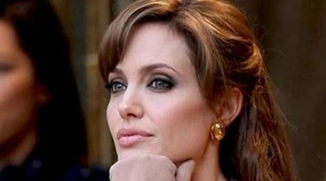 Angelina Jolie yang meminta hak asuh penuh anak jatuh padanya sudah menyiapkan pengacara papan atas bernama Laura Wasser. Terkenal sebagai salah satu pengacara top di Tinseltown ini sudah menangani berbagai jenis kasus. (Instagram/Angelinajolieofficial)