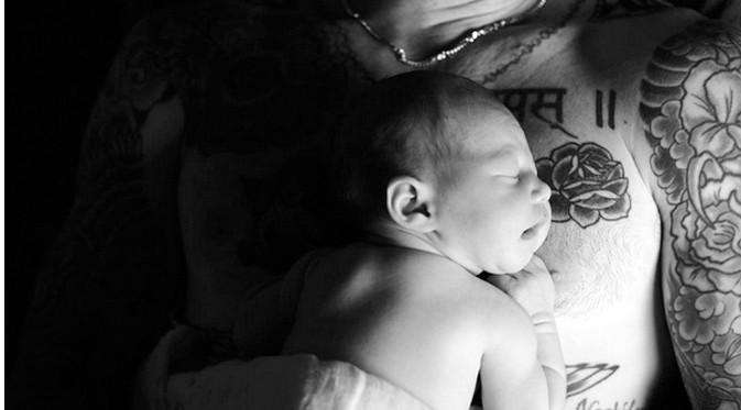 Adam Levine baru saja menjadi ayah setelah dua tahun menanti. Behati Prinsloo melahirkan pada Rabu, (21/9) di California. Bayi perempuan mungil itu diberinama Dusty Rose Levine. (Instagram/adamlevine)