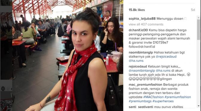 Sophia Latjuba menyempatkan diri berpose saat menunggu dosennya di kantin UKI, kampus tempatnya menimba ilmu saat ini. (Instagram @sophia_latjuba88)