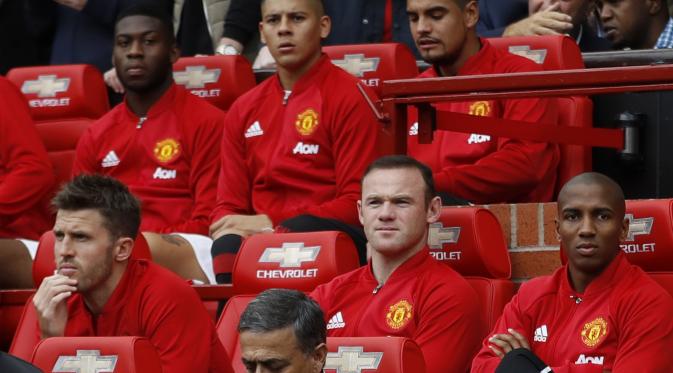 Striker Manchester United, Wayne Rooney (dua dari kanan), duduk di bangku cadangan saat Setan Merah menjamu Leicester City, di Stadion Old Trafford, Sabtu (24/9/2016).  (Reuters/Carl Recine)