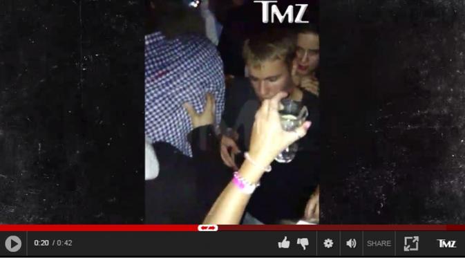 Sambil berbisik menenangkan, perempuan tadi berhasil menarik Justin Bieber ke sisi lain klub.