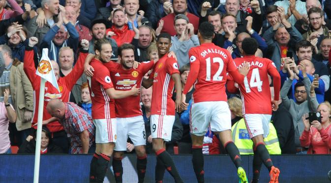 Juan Mata melakukan selebrasi dengan pemain MU lainnya, usai mencetak gol ke gawang Leicester, Sabtu (24/9/2016) malam. (AP Photo/Rui Vieira)