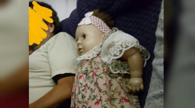 Sara Novic bertemu dengan pria yang memesankan kursi untuk bonekanya dalam penerbangan dari Brooklyn ke Cincinnati (Twitter/NovicSara)