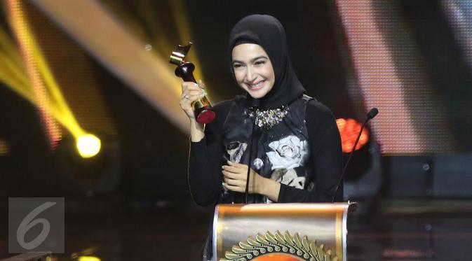 Senyum Nabila Syakieb ketika meraih penghargaan Pemeran Wanita Serial TV Terpuji Festival Film Bandung (FFB) 2016 lewat perannya dalam sinetron Surga yang Kedua, di Monumen Perjuangan Rakyat Jawa Barat, Sabtu (24/9). (Liputan6.com/Herman Zakharia)