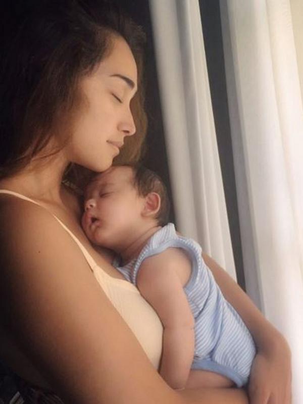Alexandra Gottardo saat menggendong bayinya (Instagram/@got_alex)