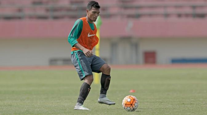 Aksi Ferdinand Sinaga pada latihan Timnas Indonesia di Stadion Manahan Solo Jawa Tengah, Minggu (25/9/2016).  (Bola.com/Peksi Cahyo)