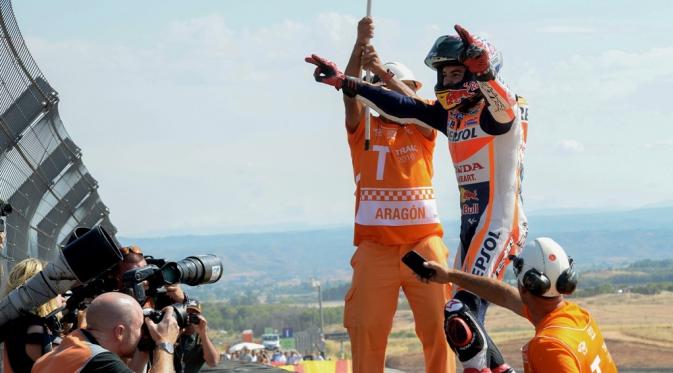 Pebalap Repsol Honda, Marc Marquez, merayakan kemenangan di depan pendukungnya dalam balapan MotoGP Aragon di Sirkuit Aragon, Spanyol, Minggu (25/9/2016). (AFP/Jose Jordan)