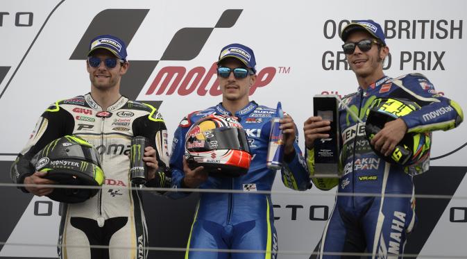 Maverick Vinales (tengah), Cal Crutchlow (kiri) dan Valentino Rossi (kanan). OLI SCARFF / AFP