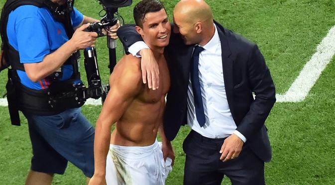 Cristiano Ronaldo (kiri) dan Zinedine Zidane. (GIUSEPPE CACACE / AFP)