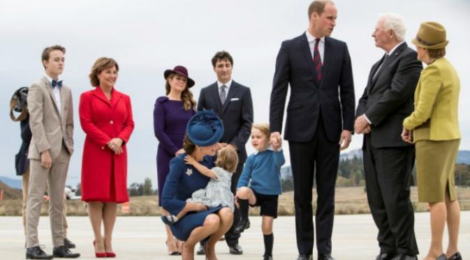 Peristiwa lucu itu terjadi saat William dan Kate bersama dua anaknya melakukan kunjungan ke Kanada (Reuters)