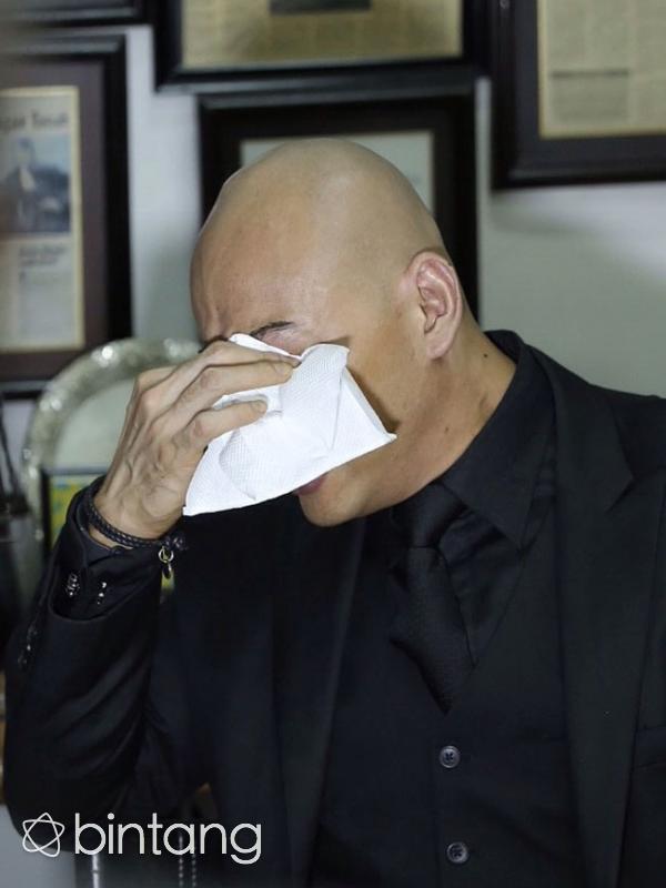 Deddy Corbuzier meneteskan air mata saat menceritakan Kiswinar. (Galih W. Satria/Bintang.com)