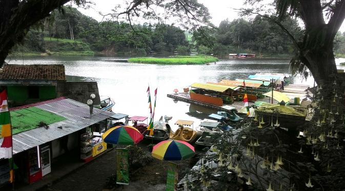 Danau Lido ramai dikunjungi wisatawan (Achmad Sudarno/Liputan6.com)