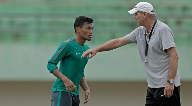 Ferdinand Sinaga mendengarkan arahan Alfred Riedl pada sesi latihan Timnas Indonesia di Stadion Manahan Solo Jawa Tengah, Senin (26/9/2016).  (Bola.com/Peksi Cahyo)