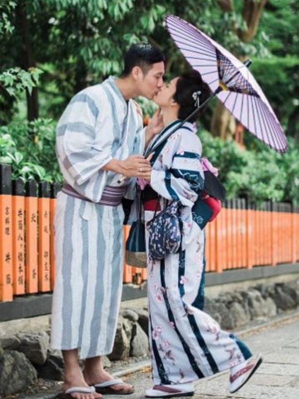 Putri Titian memamerkan foto sedang ciuman dengan suaminya, Junior Liem (Instagram/@putrititian)