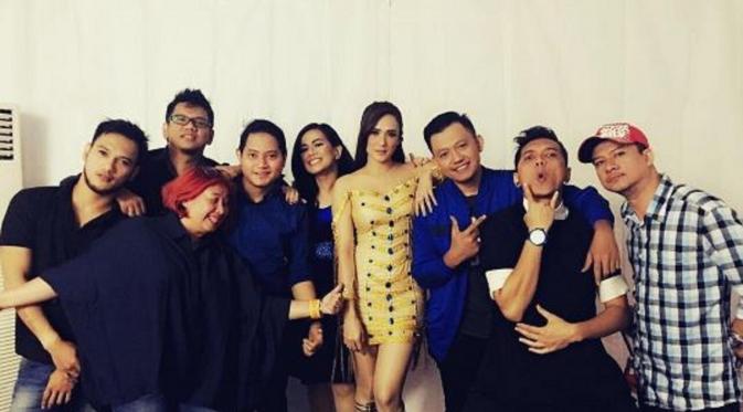 Mulan Jameela  foto bersama saat tampil di Semarang. (Instagram @erueru11)