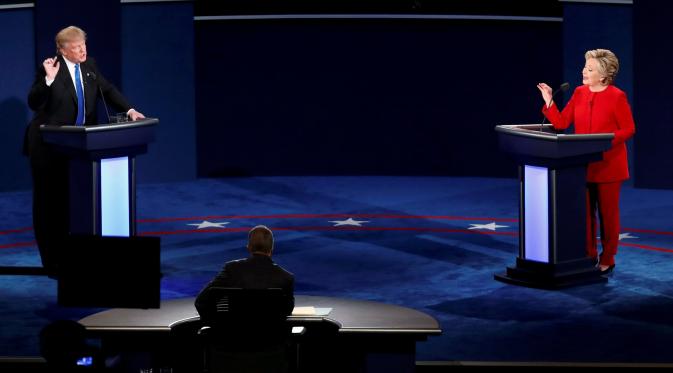 Berlangsung selama 90 menit, Donald Trump dan Hillary Clinton beradu pendapat. Siapa yang menang? (Via: REUTERS/Adrees Latif)
