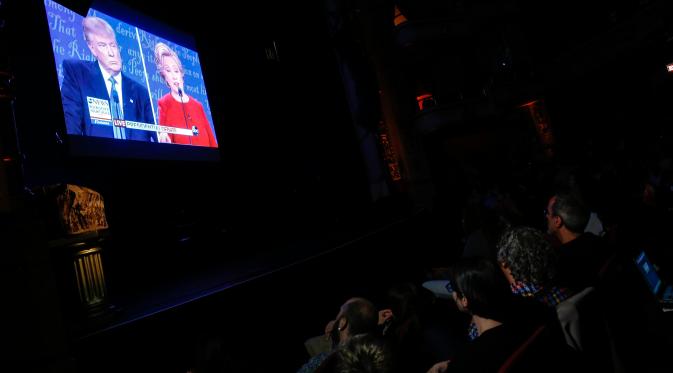 Sejumlah orang menonton debat perdana capres AS dari Partai Republik dan Partai Demokrat, Donald Trump dan Hillary Clinton di Apollo Theater, New York, Senin (26/9). Debat ini disiarkan di beberapa stasiun televisi besar AS. (Eduardo Munoz Alvarez/AFP)