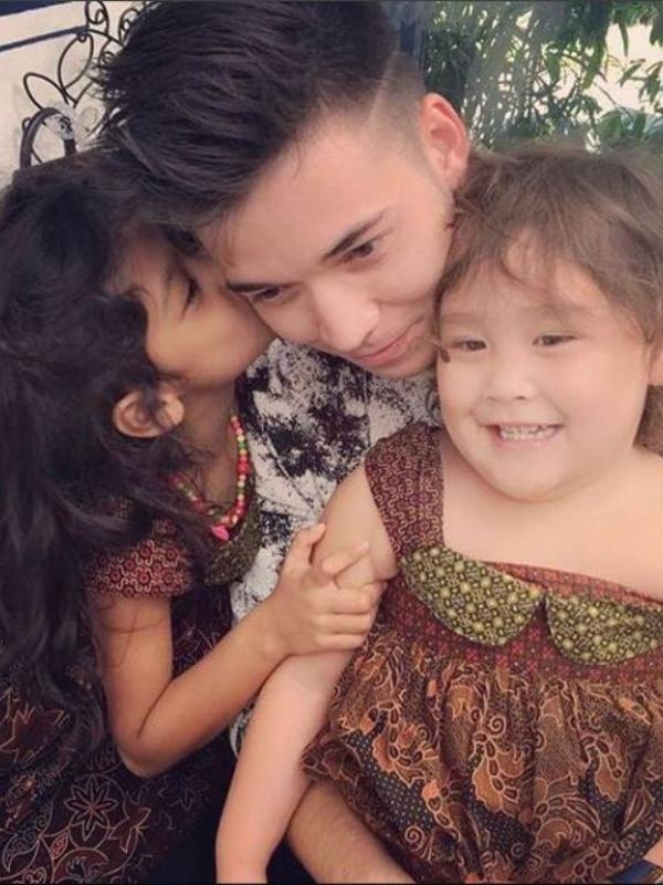 Stefan William bersama kedua anak Celine Evangelista (Instagram/@celine-evangelista)