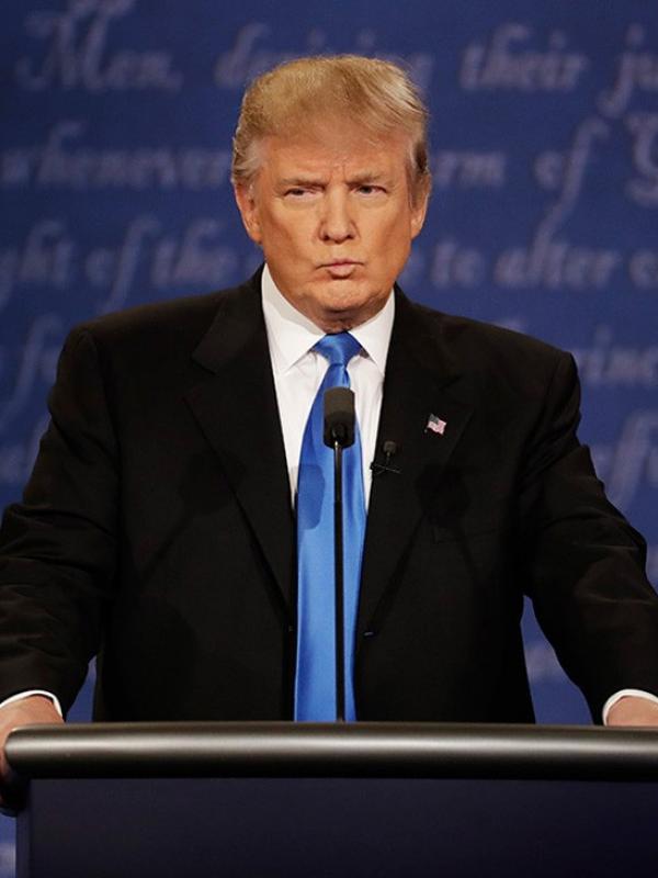 Donal Trump gunakan setelan jas hitam dengan paduan dasi biru pada debat presiden pertama