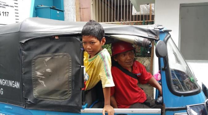 Riwahyudin dan anaknya 11 tahun tinggal di bajaj (Nanda Perdana Putra/Liputan6.com)
