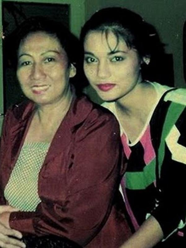 Marissa Haque memeluk ibu mertuanya Yuya Moe'min (marissahaque-ikangfawzi-catatan.blogspot.co.id/)