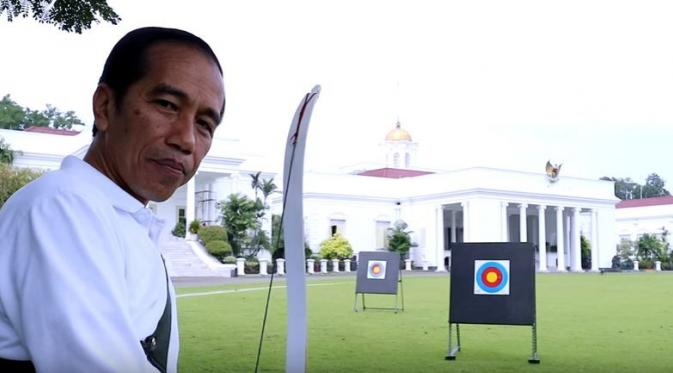 Gaya Kompak Monokrom Kaesang dan Jokowi Saat Adu Panah