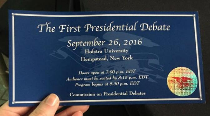 Tiket resmi.Ternyata ada salah cetak nama pada sejumlah tiket masuk acara debat calon presiden AS yang berlangsung di Hofstra University. (Sumber NBC 4 New York)