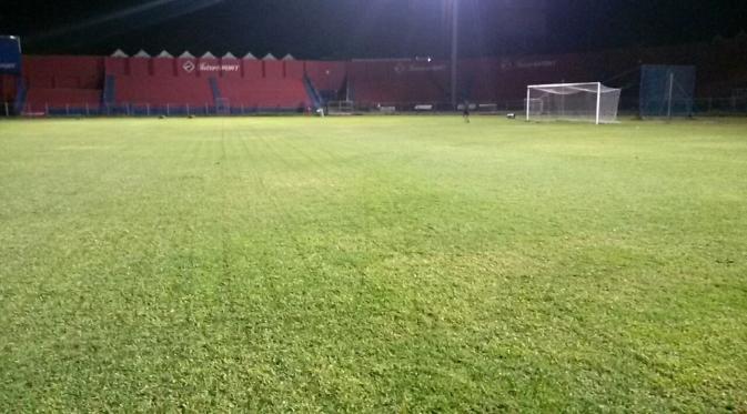 Rumput Stadion Brawijaya menghijau lagi setelah dipupuk dan diguyur hujan selama tiga hari terakhir. Stadion Brawijaya pun siap dipakai Persik Kediri untuk menghelat babak 16 besar ISC B. (Bola.com/Robby Firly)