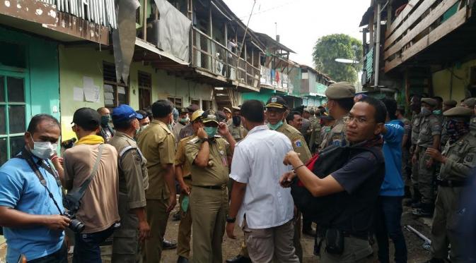 Wali Kota Jakarta Selatan meninjau pembongkaran Bukit Duri (Liputan6.com/ Nanda Perdana Putra)