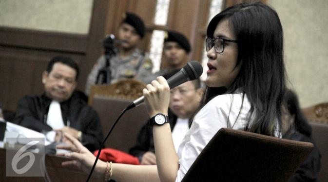 Terdakwa Jessica Kumala Wongso memberi keterangan dalam sidang ke-26 kasus tewasnya Wayan Mirna Salihin dengan agenda pemeriksaan terdakwa di Pengadilan Tipikor, Jakarta, Rabu (28/9). (Liputan6.com/Helmi Afandi)